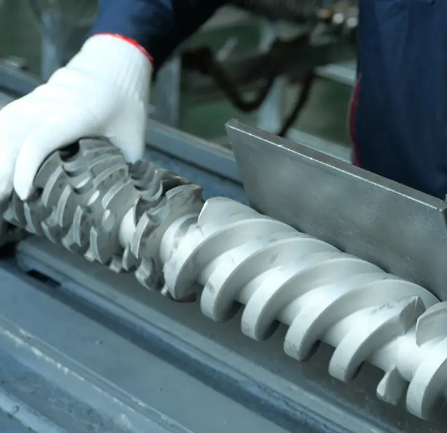 Bakit paulit-ulit na lumilitaw ang mga itim na linya sa extruder? Itinuturo sa iyo ng artikulong ito kung paano mabilis na matukoy kung sanhi ito ng problema sa bariles o turnilyo.